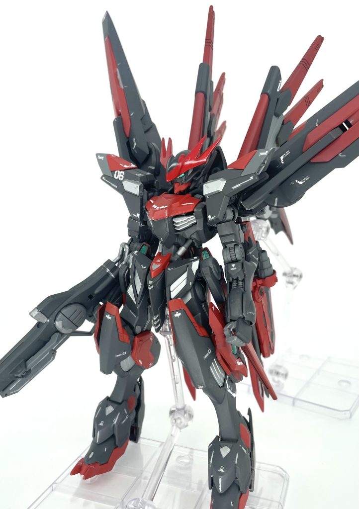 ASW-G08R:FXMGラグナロク:XM(エクスマ)Gラグナロクのデータを基盤に、アカバネがラグナフィフスの没データを流用して作り上げた新形態。既に理想系に近かった本体の改造はそこそこに、バックパックの殆どを新造している。