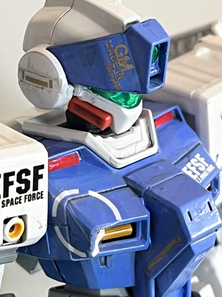 額には前回やってみて楽しかったデカールの隅の商品名の部分をまた貼ってみました。ちょうど「GM」という文字があったので。あと、粗くてわかりづらいですが「MADE IN JAPAN」の文字も。こういうちょっとせオリーから外れたことをエイっ!とやってみるの楽しいですね。一気にオリガン感が出ます。