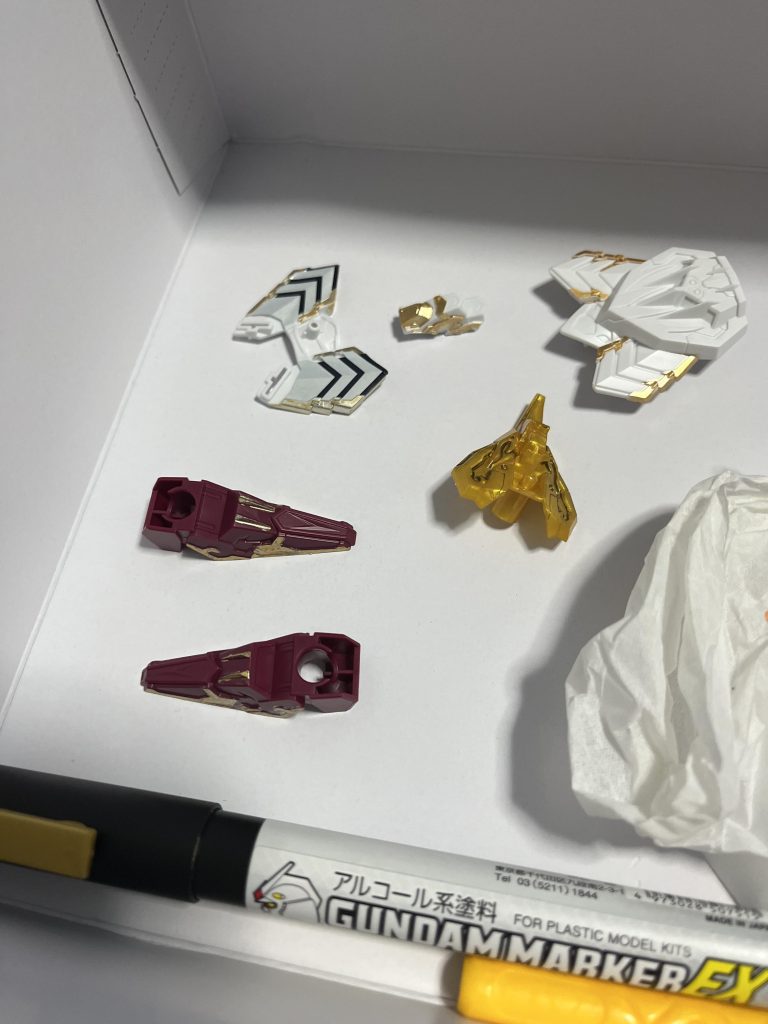 マーカーとかで端っこの金色を塗ってました