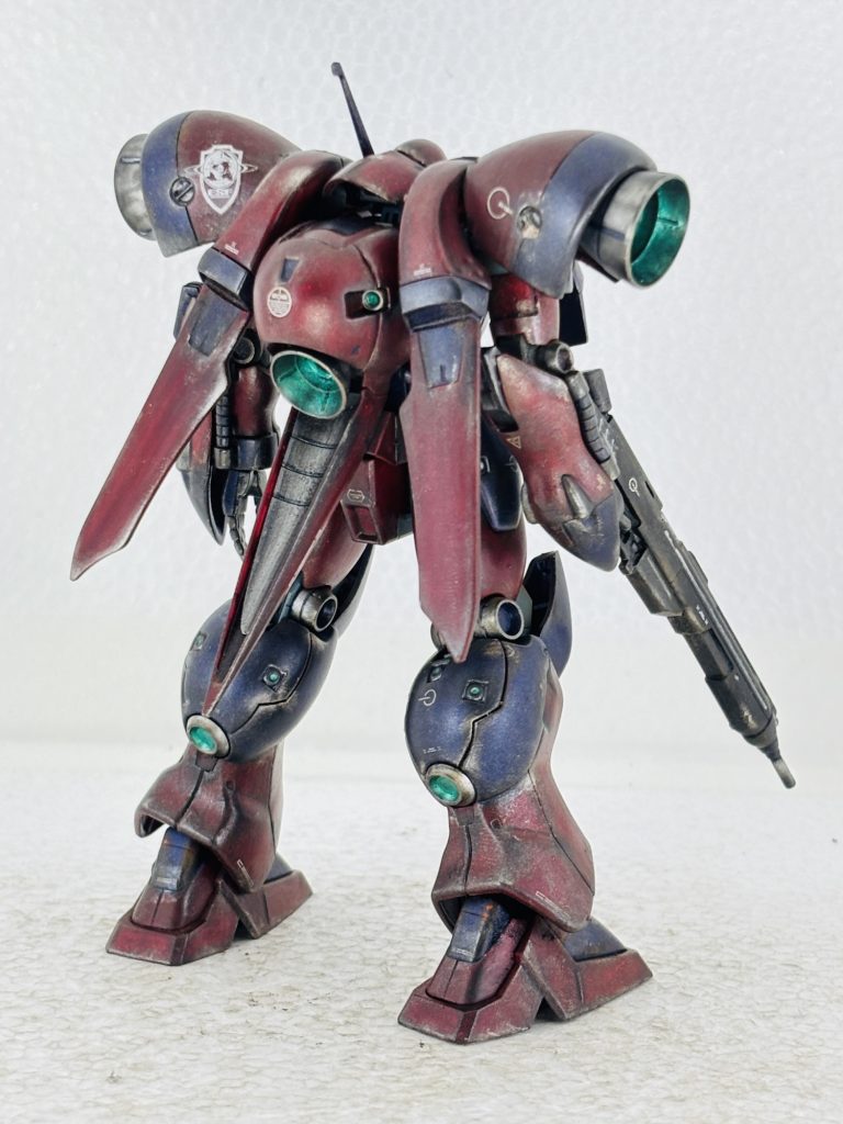 宇宙空間に漂うポッドを回収したのはアナハイムエレクトロニクスの輸送艇だった。意識を取り戻したシーマの前にアナハイムエレクトロニクス常務ニックスと開発部のタニアが現れ新たなミッションを指示してきた。⓵シーマは戦死、今後はエバンスとしてアナハイムの為に尽力すること。②類稀なNT能力の資質を持つ少女、リサの精神安定の為母親としてそばにいる事。これから隆盛を迎えるであろうアナハイムに組みすることは悪くはないと考えるシーマはエバンスとしてアナハイムの、闇の部分を背負う事となった。そんなエバンスにとってリサの母親役など心にも止めてはいなかった。