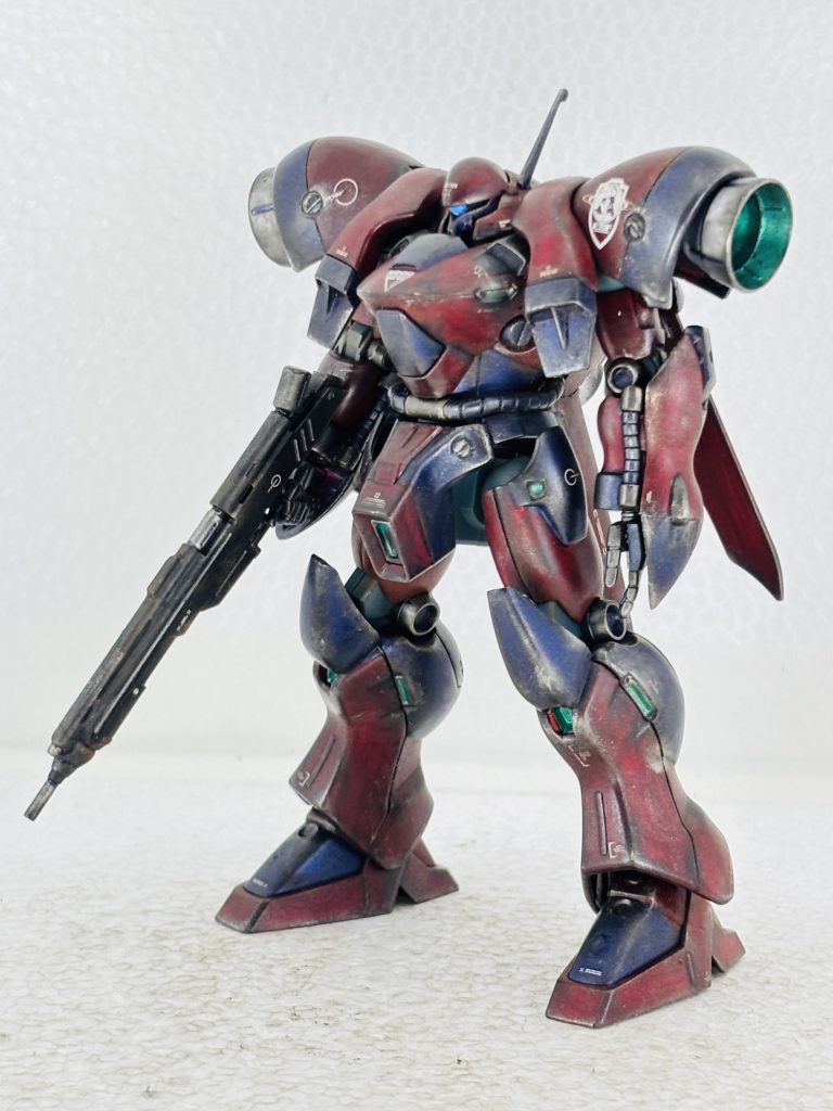 妄想設定UC0083    デラーズ紛争の混乱の中、女海賊、シーマ・ガラハウは、ジオンのカリスマ的リーダー、エギーユ・デラーズを裏切り暗殺、連邦軍に寝返る最中コウ・ウラキの駆るGP03デンドロビュームのゼロ距離射撃によってガーベラ・テトラと共に爆散、戦死したと思われていた。しかし、ガーベラ・テトラにはオートマチックエスケイプポッドが装備されていて、爆散寸前に作動、辛くもシーマは命を取り留める。