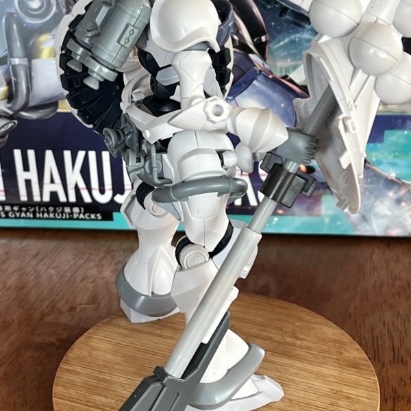 エグザべギャンをいじってます。ジャンクパーツとプラパイプで槍の持ち手の装飾をしたり。AOZのフライルーみたいにちょい足しで顔の印象を変えられないかな〜と思ってジャンクパーツのアスタロトの額当てを乗せてみたら狙い通り。良くも悪くもジオン系から離れた面構えになりました。胸当てはアチェルビーの額当てをくっつけてます。（2枚目）