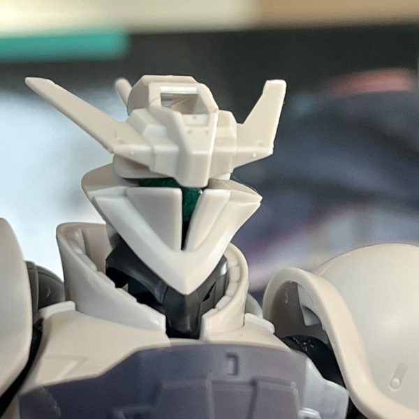 エグザべギャンをいじってます。ジャンクパーツとプラパイプで槍の持ち手の装飾をしたり。AOZのフライルーみたいにちょい足しで顔の印象を変えられないかな〜と思ってジャンクパーツのアスタロトの額当てを乗せてみたら狙い通り。良くも悪くもジオン系から離れた面構えになりました。胸当てはアチェルビーの額当てをくっつけてます。（4枚目）