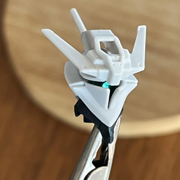 エグザべギャンをいじってます。ジャンクパーツとプラパイプで槍の持ち手の装飾をしたり。AOZのフライルーみたいにちょい足しで顔の印象を変えられないかな〜と思ってジャンクパーツのアスタロトの額当てを乗せてみたら狙い通り。良くも悪くもジオン系から離れた面構えになりました。胸当てはアチェルビーの額当てをくっつけてます。（5枚目）