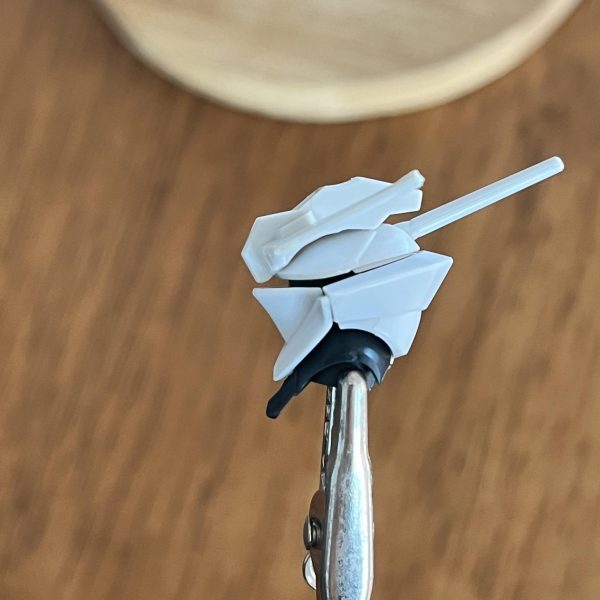 エグザべギャンをいじってます。ジャンクパーツとプラパイプで槍の持ち手の装飾をしたり。AOZのフライルーみたいにちょい足しで顔の印象を変えられないかな〜と思ってジャンクパーツのアスタロトの額当てを乗せてみたら狙い通り。良くも悪くもジオン系から離れた面構えになりました。胸当てはアチェルビーの額当てをくっつけてます。（6枚目）