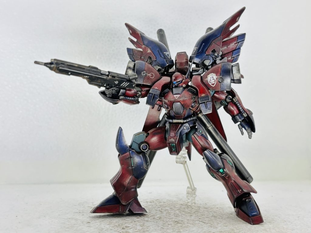 シュツルムブースターはパージ型ではなく、シナンジュバックパックと対艦ライフル、バズーカー等の武装ラックも兼ねている。シナンジュバックパック増設による圧倒的な機動力により敵艦隊まで接近、対戦艦攻撃を得意とし敵指示系統・補給系統を破壊する。(50才でもシーマ様なら乗りこなせる・・・) ショートレンジライフル構え