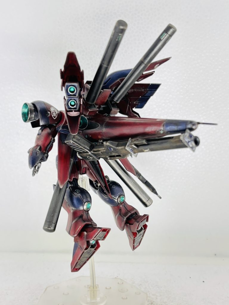 UC0098   エバンス50才、リサ21才ラプラス事変後、騒乱の闇の部分を担っていたアナハイムエレクトロニクスの隆盛にも陰りが見え始めた。エバンスにとってもアナハイムの為に身を削る価値もなくなってきた。また、ラプラスの箱の石碑に刻まれた『ニュータイプ』の文言はまさにニュータイプとして開花し始めたリサにあらぬ差別を生むこととなる。リサは自分の存在を自ら恨むようになり、心の開放を求め、幼いころから抱いていたエバンスへの思いを告げる。『心の中に眠っている恐怖や悲しみをすべて乗り越えてあなたは生きてきた。私も自由になりたい。導いて・・・母として、シーマ・ガラハウとして』エバンスは突き動かされたように動き出した。長年アナハイム内に張り巡らしてきた糸を手繰り寄せるようにタニアをトップとした開発チームの一部と共にフル・フロンタル用に供与されるはずだったシナンジュ2号機を奪取、リサと共にアナハイムに別れを告げた。アナハイム副社長にのし上がったニックスもあえて追うことはなかった。これでいいのだと思ったからだ。「我が名はシーマ・ガラハウ、邪魔する奴は滅するのみ!!」宇宙一の女海賊復活の瞬間である。妄想終了