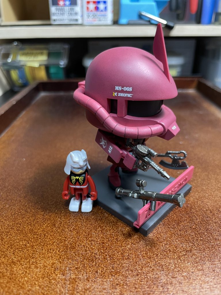 小さなお友達はドリームトミカのバギー付属フィギュア(gundam-kao2)