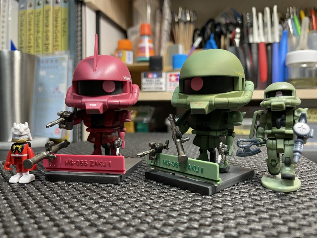 小さなお友達のザクⅡくんが何か楽しそうです(zaku-kao5)