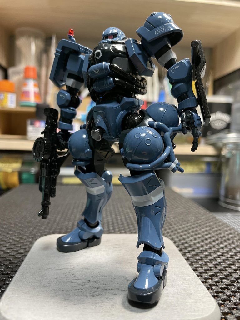 アクリジョン全塗装しました…が、軸・ダボも塗り込んでしまい、ポージングの際に右足首をポッキリ(zaku-kao10)修復しましたが、怖くて立ち姿固定っス(gundam-kao9)