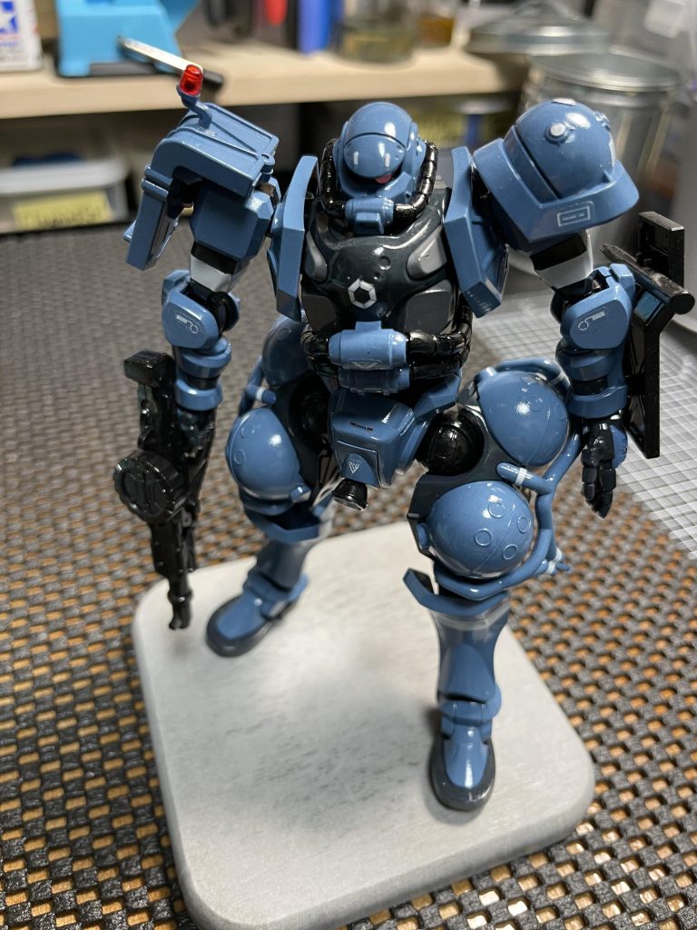 塗装レシピは…アクリジョンの・水色部:56 ミディアムブルー・胸部、上腕、他:54 ネイビーブルー・胸部薄グレー:69 グレーバイオレット・関節、武器:28 メタルブラックです^_^