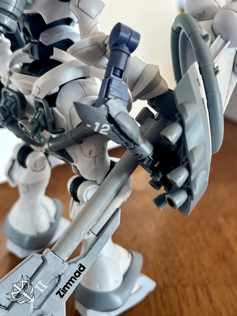 写真わかりづらいですがジャンクパーツでサブアームを作って槍を持つ補助をさせてます。まぁ実際には添える程度なんですけど。アチェルビーの腕とRGザクⅡの手首です。