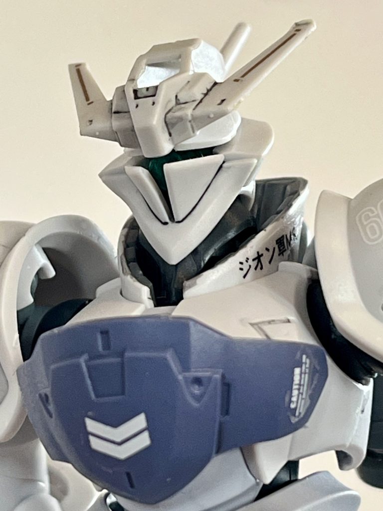 ジオンMSのアイデンティティを消された頭部。制作記事にも書いたようにキットのモノアイパーツではなく、スタンドのクリアパーツの余り部品をガンダムマーカーのメタリックグリーンを塗ってセットしてます。頭部はアスタロトの額当てを貼り付けて顔の印象を変えてます。