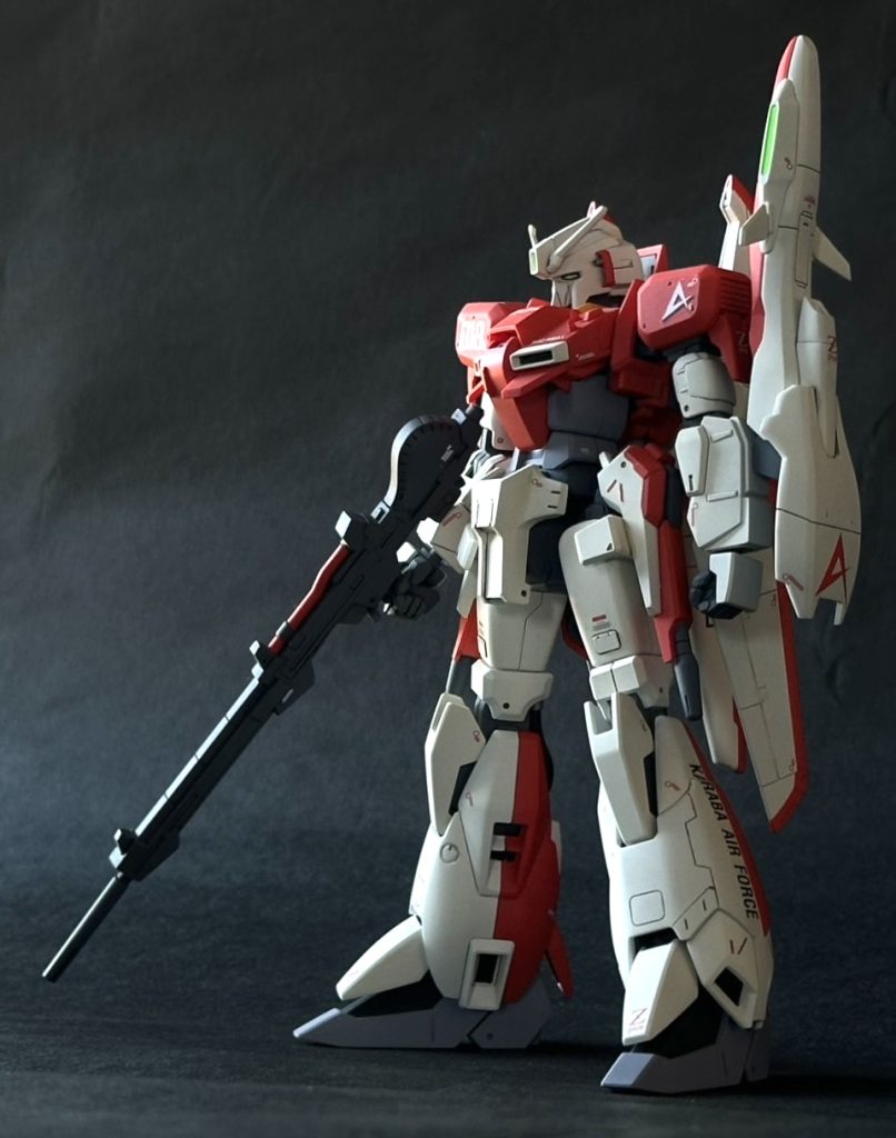 その他MGやメタルコンポジットを参考にスジ彫りやディテールを追加しました。ほんの短いスジ掘りも実際新規に(加えて左右対称に見えるように)掘るのはものすごく大変でした。金属製のテンプレートとかズルズル滑るし。技術が無くて、設定画と全く違う腰周りの構造がそのままだったりなどあるのですが、完成まで漕ぎ着けたので満足しています。