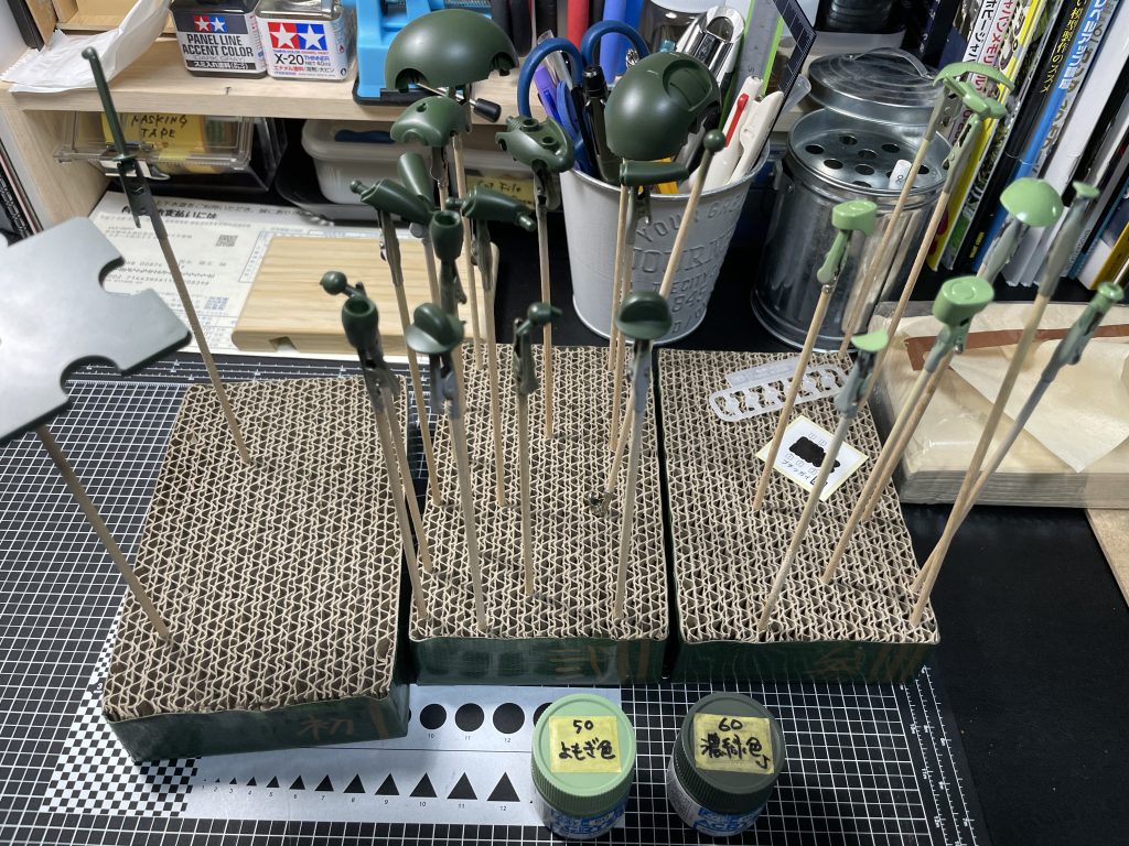 使用した塗料はアクリジョン2色（調色無し）・50番　よもぎ色・60番　濃緑色一部（お鼻）ディスペイマーカー　黒