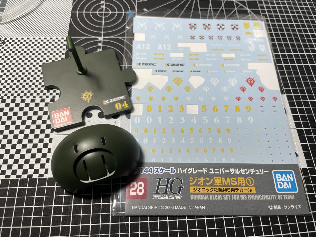 お目めは付属シール台座にはガンダムデカール28番を使いました
