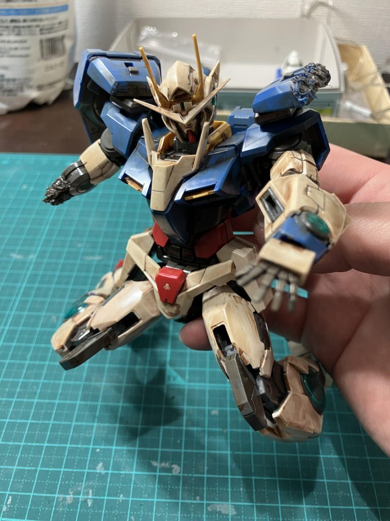 初めての汚し塗装。マーカー塗って擦っただけですが。GNドライブのところもヒートカッターでちょこちょこやりました。