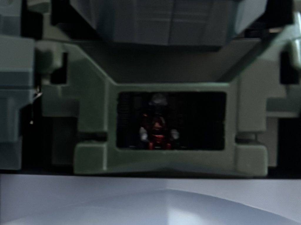 パイロットスーツではないのが残念ですがシャアも頑張って塗り分けました