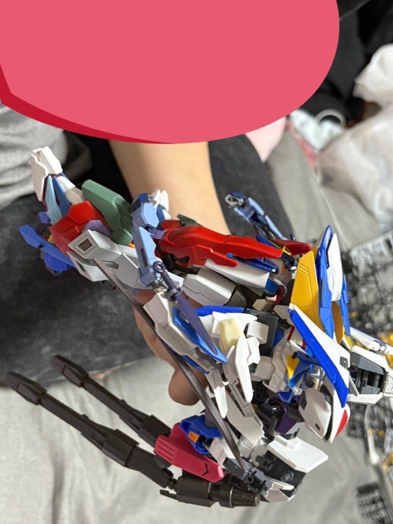 作品名：ガンプラ<p>先日、ガンプラを見せる機会があったので遊んでもらいました！ 楽しんでいたようなので良かったです 相手様のガンプラもめちゃくちゃにかっこよかったです！</p>