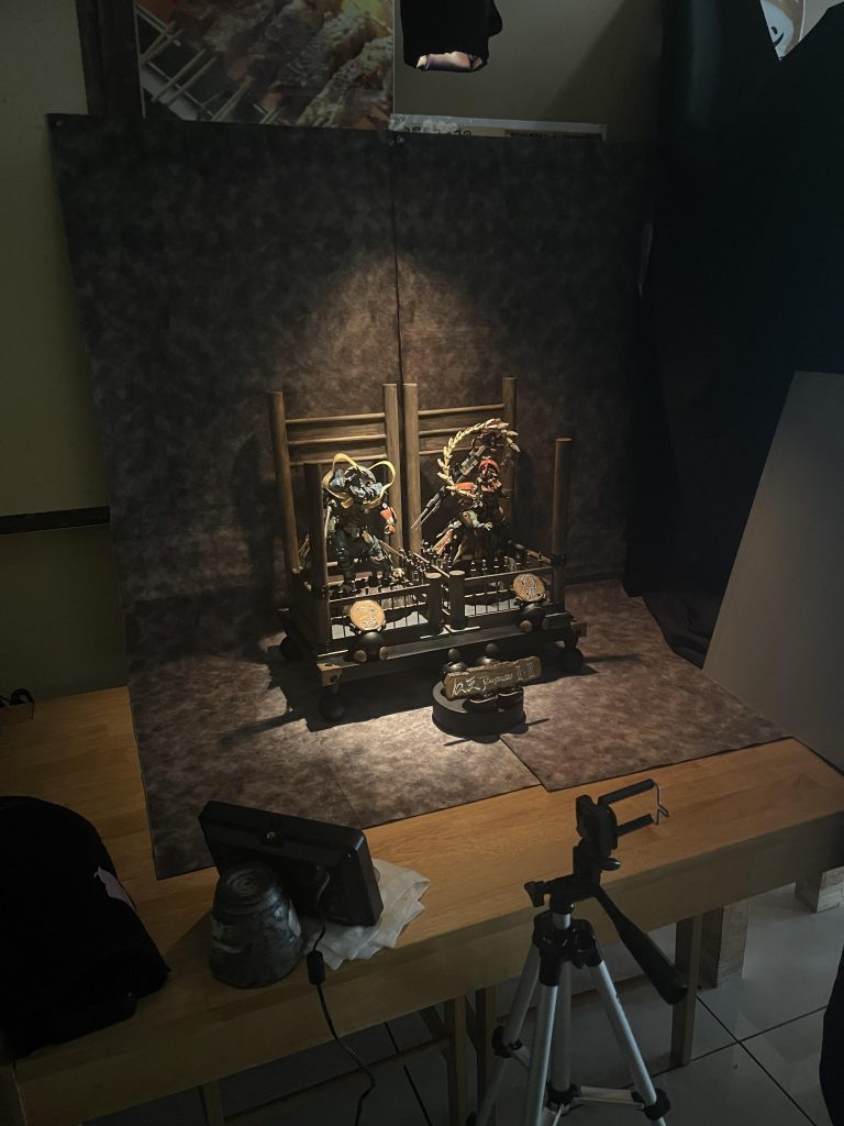 撮影はこんな感じで上からスポットライトに黒い布を巻いて更に光を絞り、手持ちのライトを動かしていいトコロを探しながら撮りました。