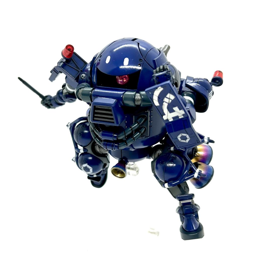 モノアイもちゃんと可動します。上を向かせてしまえば隠れて見えなくなります。