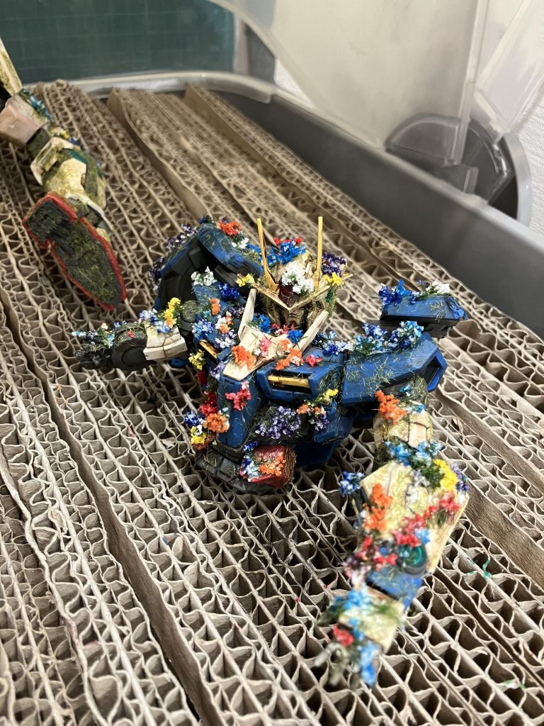 本体に草と花をつける作業が地味に大変でした。