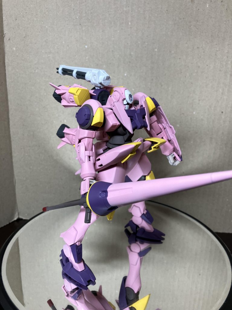 正面からではあまりガンバレルが見えないので、接続軸を改造すれば良かったと後悔。