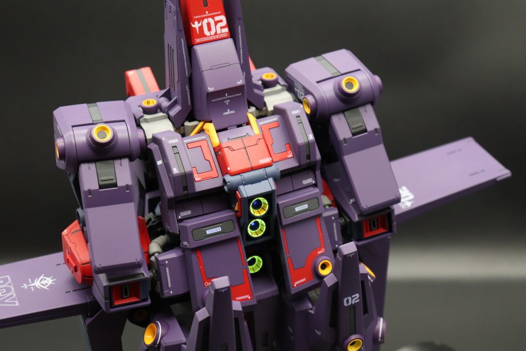 スジボリと塗り分けを少々。拡散メガ粒子砲には蛍光クリア塗料を使用してます。