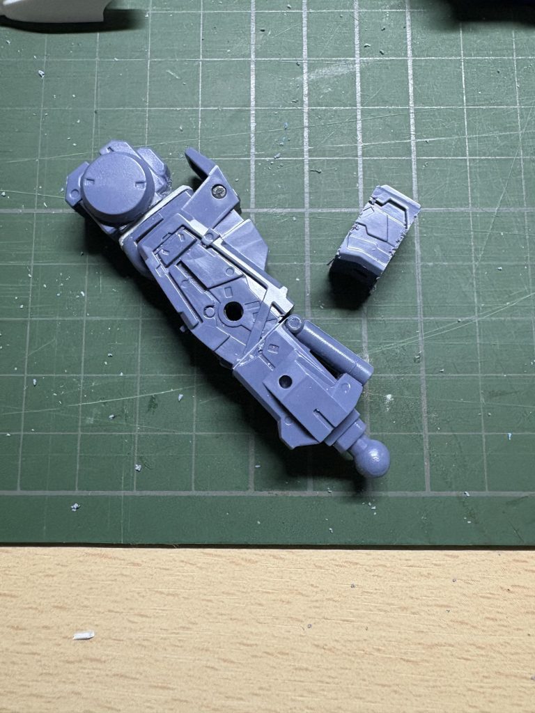 脚を切った所。切断面には1mmプラ板を使って面接着してます。