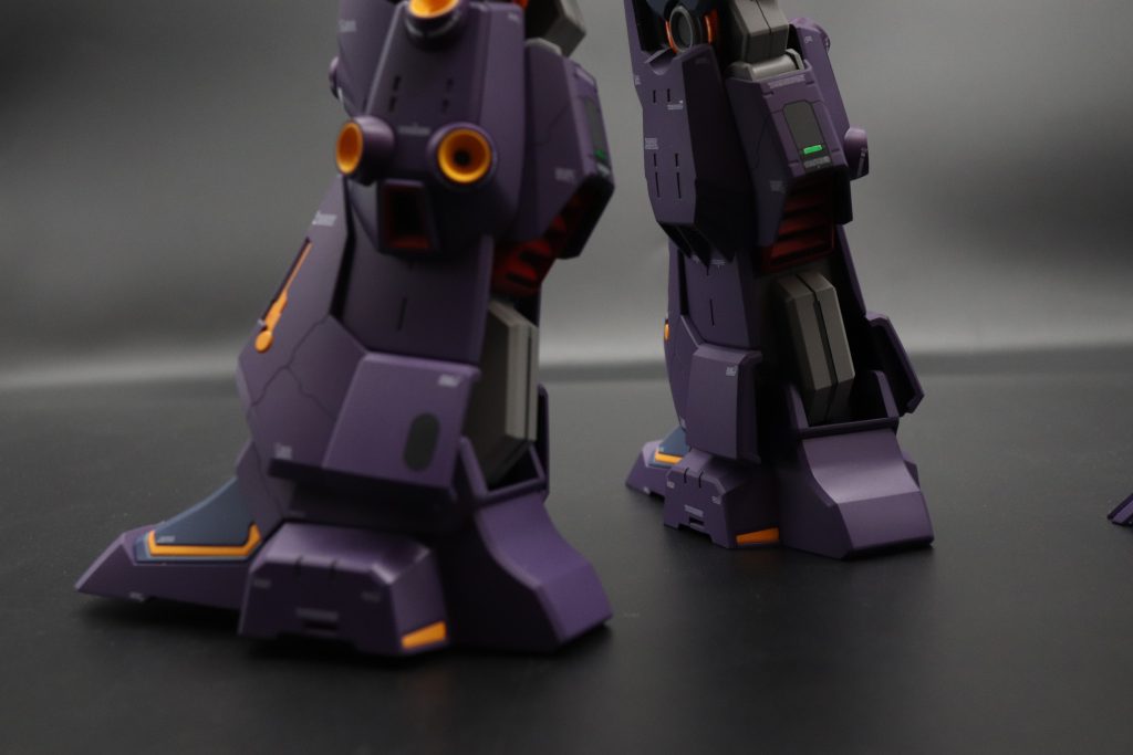 脚部も同様にスジボリと塗り分けを少々。