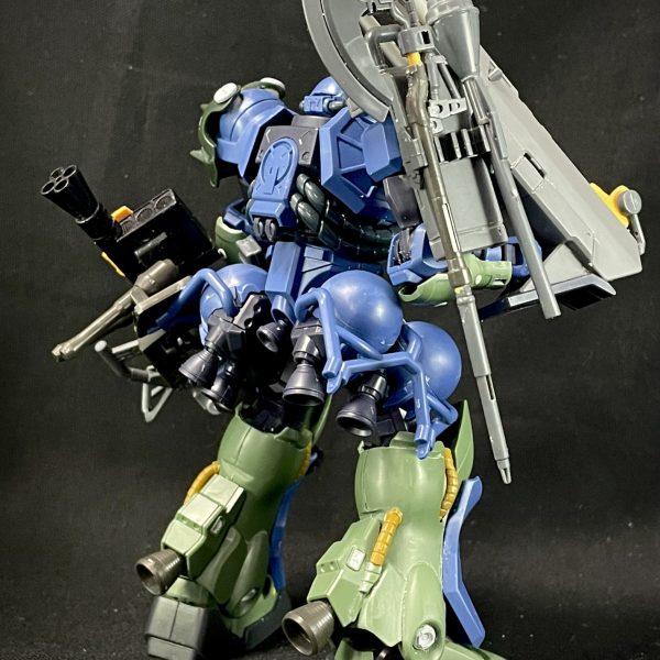 前回、軍警ザクをジョニー･ライデン専用高機動型ザクにミキシング作成した機体のマブ機を作成開始しました。作成のコンセプトは【ユーマライトニング専用　高機動型ザク】です。武装は、ミサイルランチャー、グレネード、シュツルムファウスト、ザクバズーカ改、大型ロングヒートホーク、左腕部に三連ガトリングGQ版ザクバズーカはザクマシンガンと同様のグリップで、担げるようにグリップ部分が可動式でしたのでなんとか再現バックパックもなんとかしてミキシングを続けていきます。問題は、ユーマのエンブレムってMGゲルググのキットに入っているものだけですかね…どうやって再現するか悩みどころ。（4枚目）