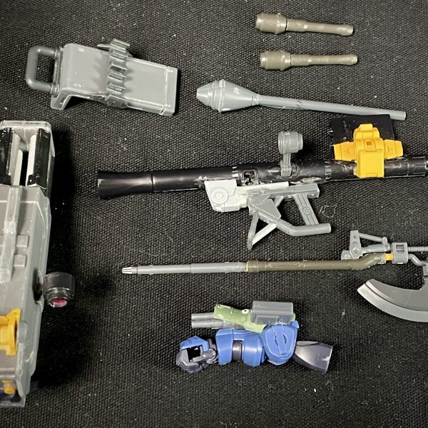 前回、軍警ザクをジョニー･ライデン専用高機動型ザクにミキシング作成した機体のマブ機を作成開始しました。作成のコンセプトは【ユーマライトニング専用　高機動型ザク】です。武装は、ミサイルランチャー、グレネード、シュツルムファウスト、ザクバズーカ改、大型ロングヒートホーク、左腕部に三連ガトリングGQ版ザクバズーカはザクマシンガンと同様のグリップで、担げるようにグリップ部分が可動式でしたのでなんとか再現バックパックもなんとかしてミキシングを続けていきます。問題は、ユーマのエンブレムってMGゲルググのキットに入っているものだけですかね…どうやって再現するか悩みどころ。（2枚目）