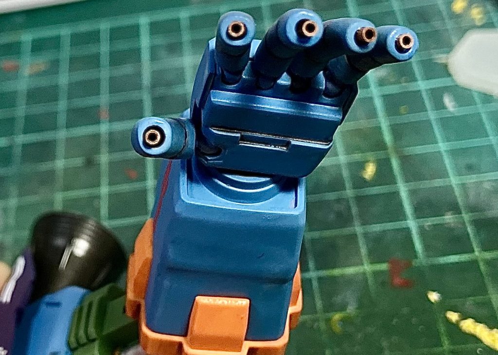 指のメガ粒子砲には銅パイプを仕込みました外径1.5ミリのパイプでスッポリ入りましたね