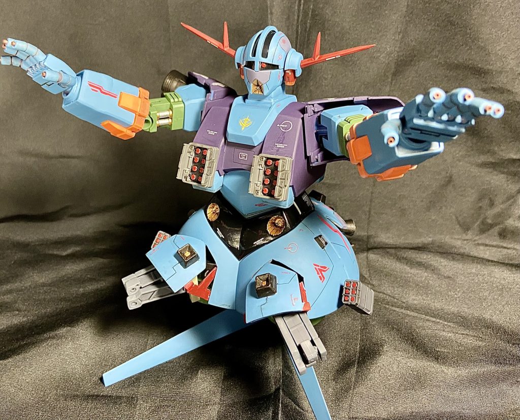 胸とスカート部分のミサイルポッド、隠し腕はコトブキヤのパーツから自作できないとその分金がかかる笑