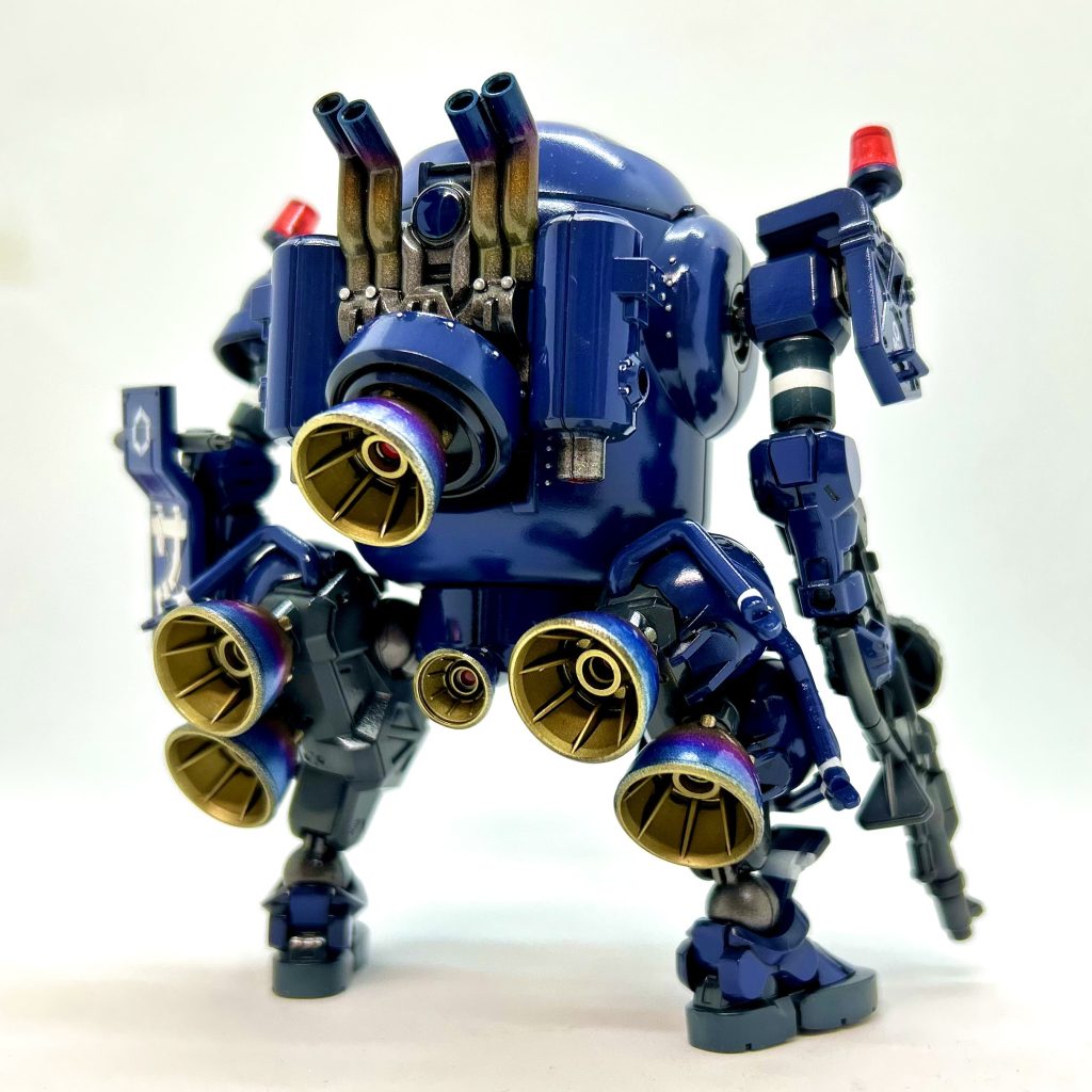 特徴的な太ももとそこに付いたバーニア。これも、ジャンクパーツ入れに大量にストックされたモビルハロの余剰パーツを活躍させるためのデザインだったワケです😌ウムウム