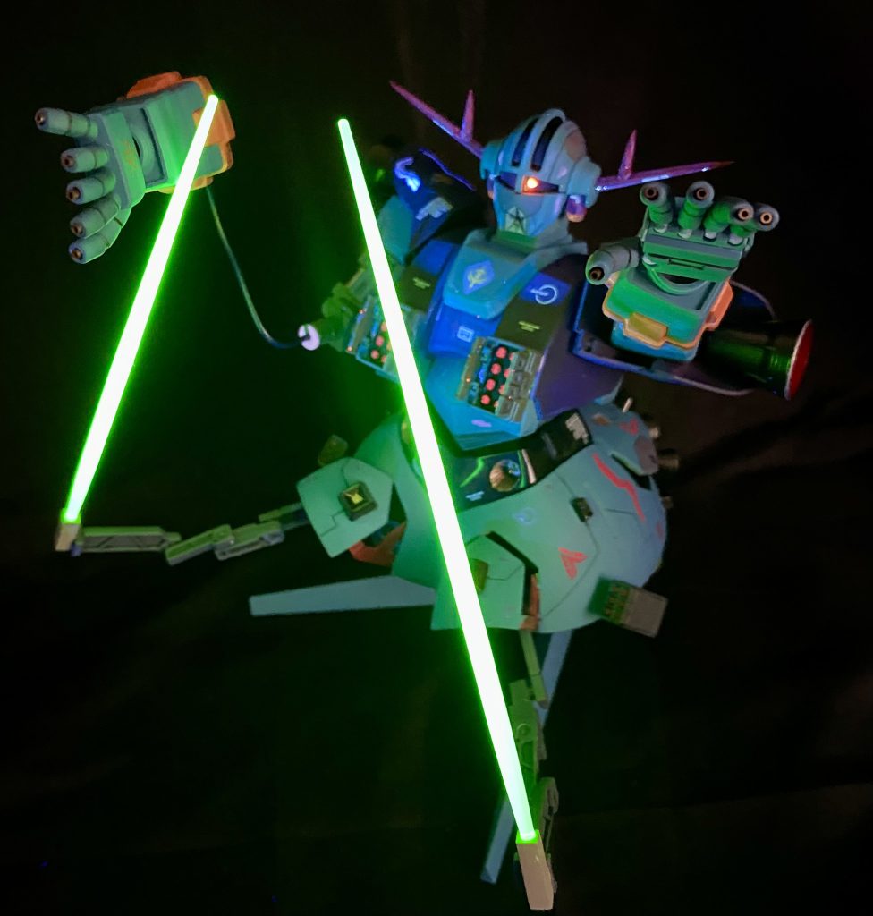 隠し腕はビームサーベルをつけれるようにしましたビームサーベルはMG試作2号機から拝借