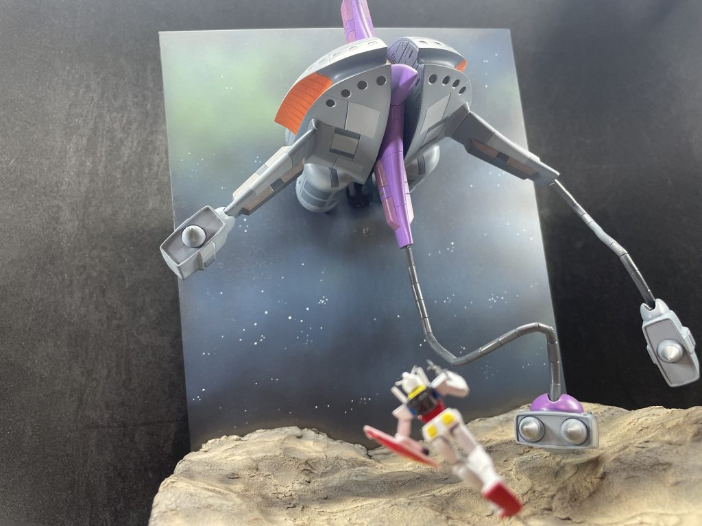 こう見ると、ブラウ・ブロってガンダムから見ると戦艦並みのサイズの物体から触手が伸びてくるのって恐怖だなぁ