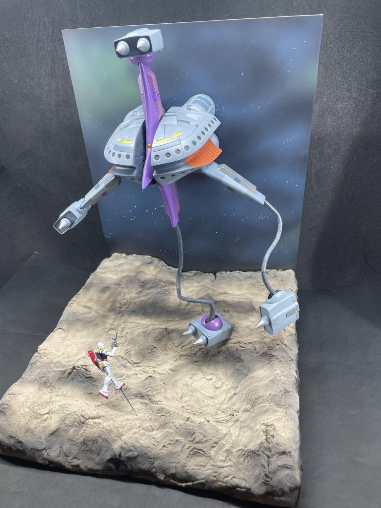 背景は描いて、土台は紙粘土に少しガンメタで陰影をつけました