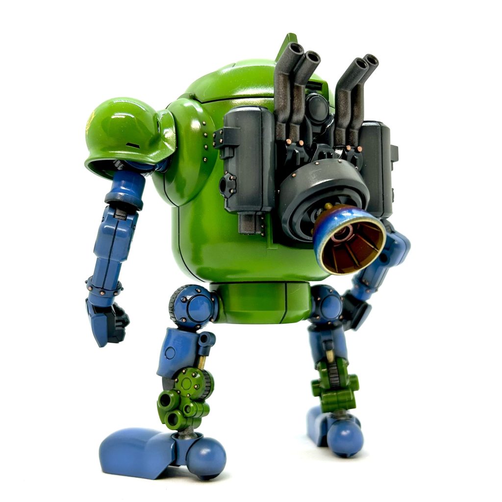 手を動かしてると次々とアイデアが浮かんでくるんですよね〜😌モノアイ部分をくり抜いて穴を開けたら、ちょうどガデムさんのお顔がコンニチハ😁「お！ これを使わない手はないじゃん‼️」ってことで電飾も仕込むことにしました。通常時には蓋状になったモノアイを取り付けます。このモノアイはレジンで作ってあるので、電飾を点灯させるとちゃんと透過して光ります。