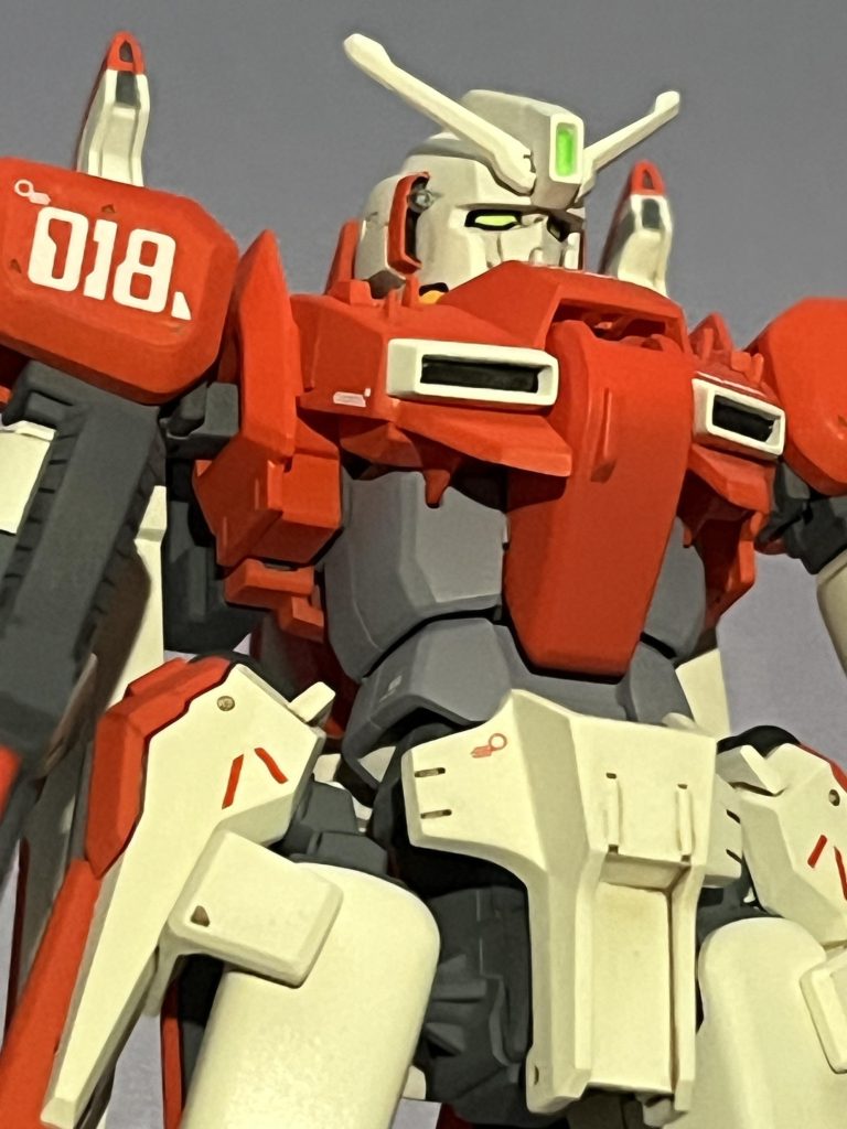 胴体を1.5ミリ延長。ラベンダー色の腹部パーツ上端に1.5ミリ角のプラ棒をちまちま貼って隙間が出ないようにしました。コクピットカバーを伸ばす技術はありませんでした‥胴体に合わせて腕も肩ブロックで延長しています。