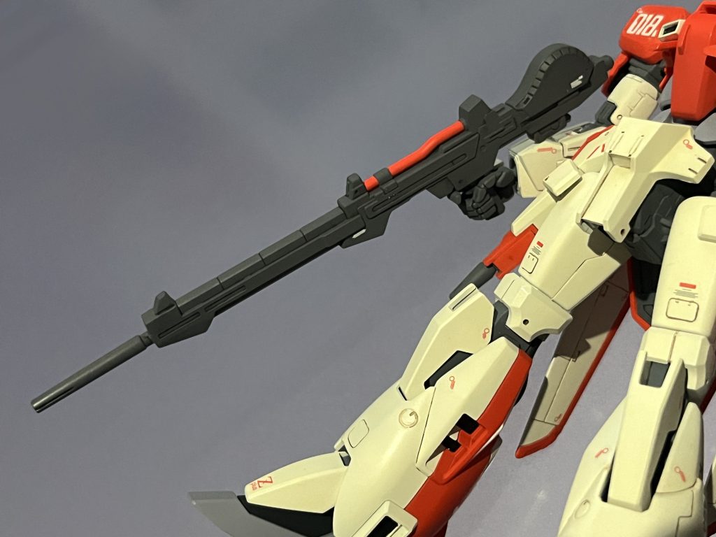 ライフルはエネルギーパックを他から持ってきたりプラ板を使って少しでもMG寄りになるように形を変えています。