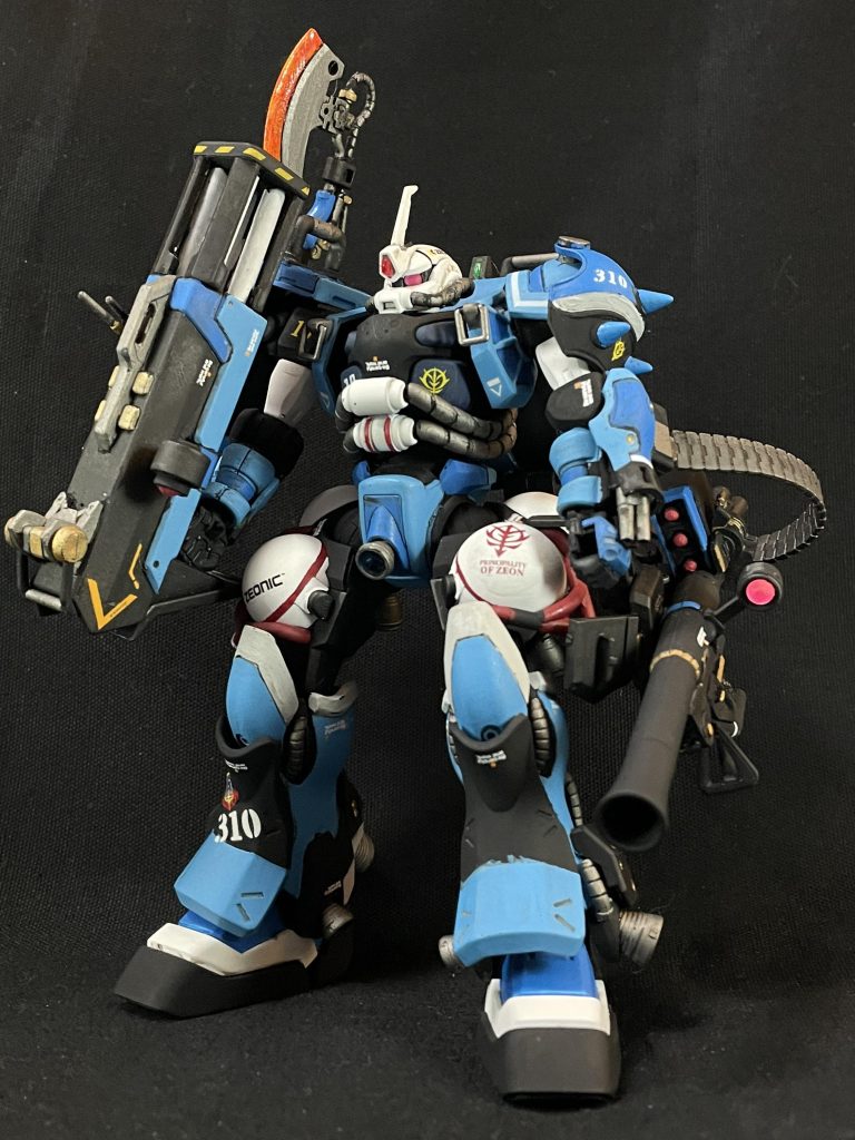 腕部にガトリング装備や大型ヒートホークでの近接戦闘を考慮して、両腕部に追加装甲を装備ジョニーザク同様にレガースとスパイクショルダーを追加装備