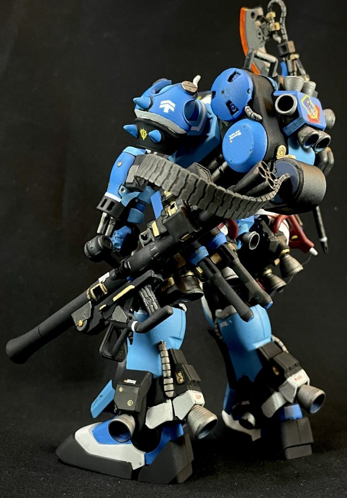 燃料タンクガードにウェポンラックを装備し、ザクバズーカ、ハンドグレネードを携行腕部ガトリングはバックパック下部のドラムマガジンから給弾ベルトで装填されており、ザクマシンガンは装備していない