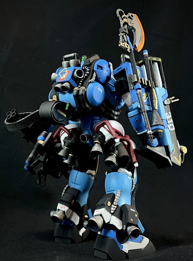 バックパックのスラスターはジョニーザクよりも少ないが、上部のタンクにはアポジモーターを装備しており、近接戦闘時の細かな機動変更が可能となっている脚部のスラスターはジョニーザクと比較するとカバーはなく大型となっている