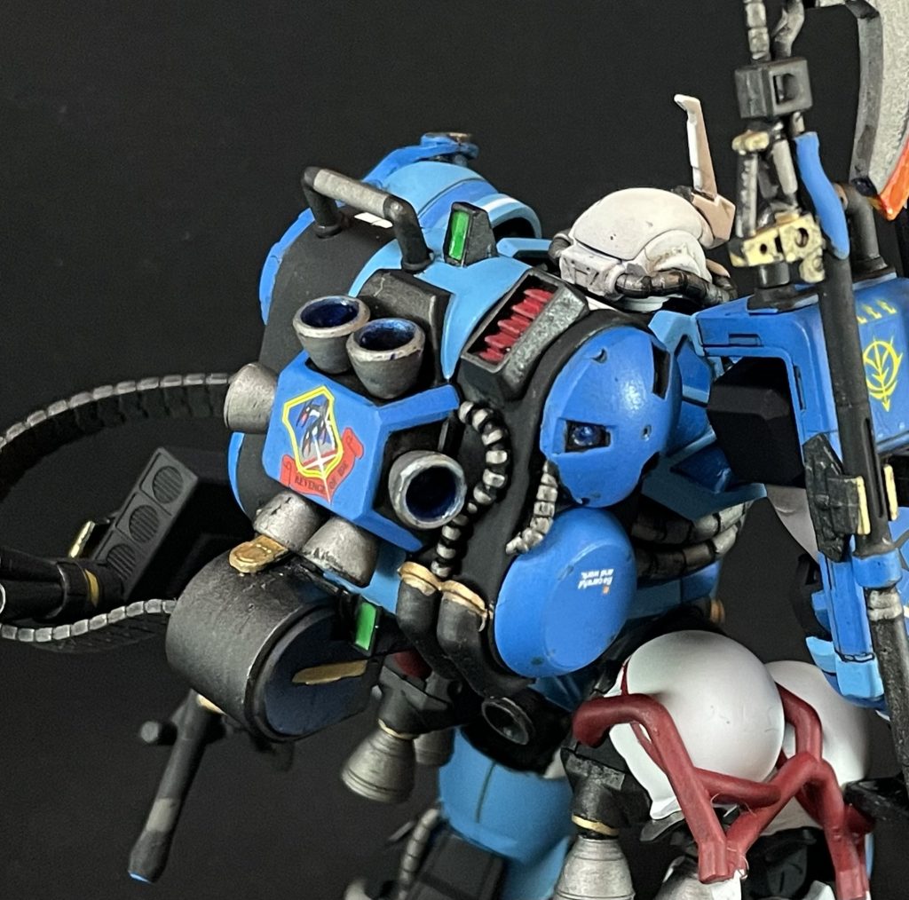 こだわり③ジョニーザクとは少し違うバックパックユーマとしてジョニーと全く同じという訳にはいかないので、スラスター減らしながらもディテールを追加する事でカスタム機である印象を持たせられたかと。