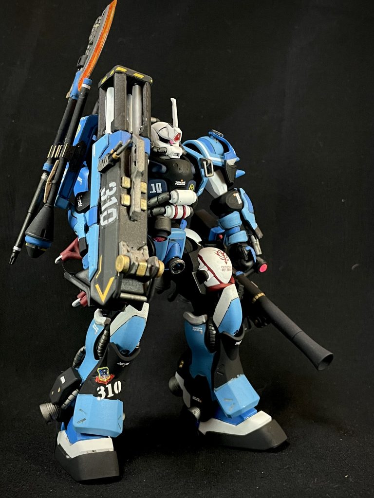 4連ミサイルランチャーを装備し、敵艦を行動不能にさせるほどの威力がある複数の武装を携行させるため、シールドにもラックを装備しているミサイルやバズーカで足を止めさせ、高起動で近づきガトリングやヒートホークで仕留めるというのが基本コンセプトの機体以下、こだわり① 各種武装