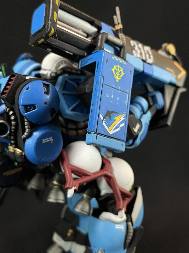 こだわり②ユーマライトニングの『青い雷光』エンブレムジョニーのエンブレムとは違い、カッコいいのが設定にありますが、たっかいゲルググに同梱されているのものしかないようなので、水星の魔女と、ファイヤーバルキリーのデカールを組み合わせてそれっぽく作成