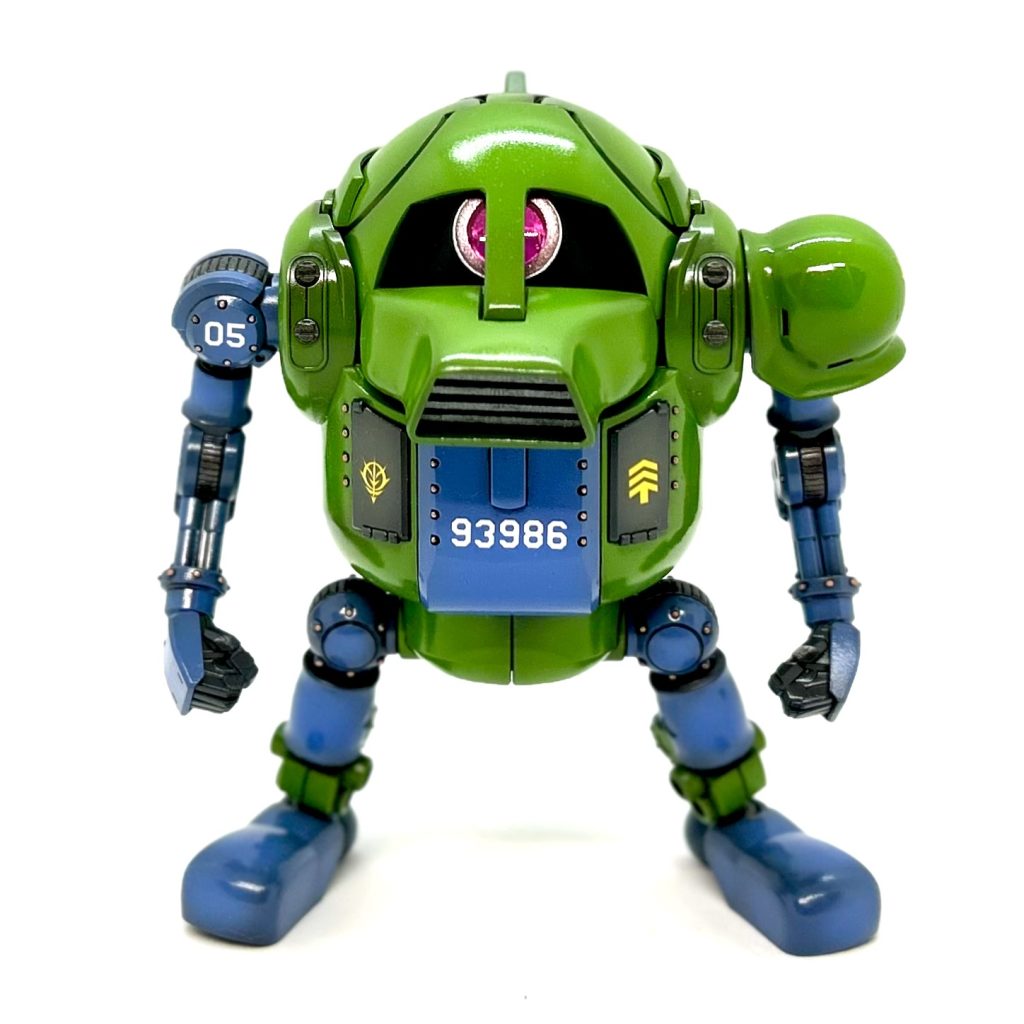 いざ作り始めてみたらですね、せっかく開くんだったら何か中に仕込みたくなるのがツネ🤭ほら 過去にも『ガロ攻撃空母』なんかでやってたみたく…んで、ガデムさんに乗ってもらうことにしました。「このザクとて、わしと百戦錬磨の戦いの中をくぐり抜けてきたのだ!」更に…