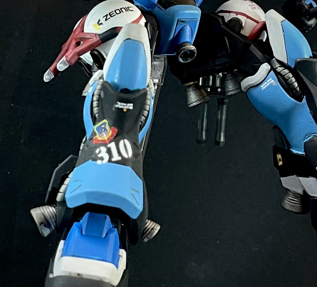 こだわり⑤エンブレムの追加キマイラ隊２機目ですので、エンブレムを追加し、デカールを斜めに貼る事で正史よりもおしゃれ感ジョニー機の方にもエンブレムを追加しました。