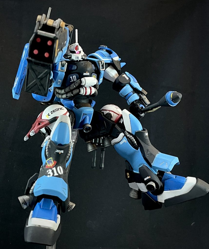 ４連ミサイルランチャーゲルググではありますが、ユーマ機と言えばコレ！という感じで外せない武装でした。鉄血のオプションパーツのミサイルランチャーを延長工作してディテール追加して作成